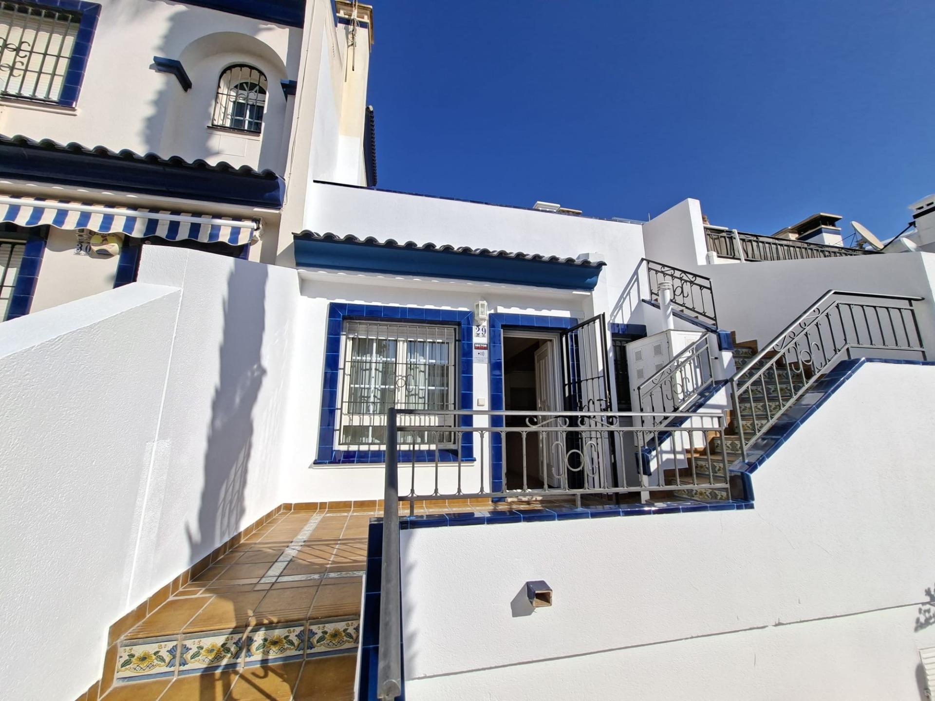RENOVATED 2-BEDROOM TOWNHOUSE BUNGALOW WITH PRIVATE GARDENS, FIREPLACE AND 36.67 M² SOLARIUM – ORIHUELA COSTA