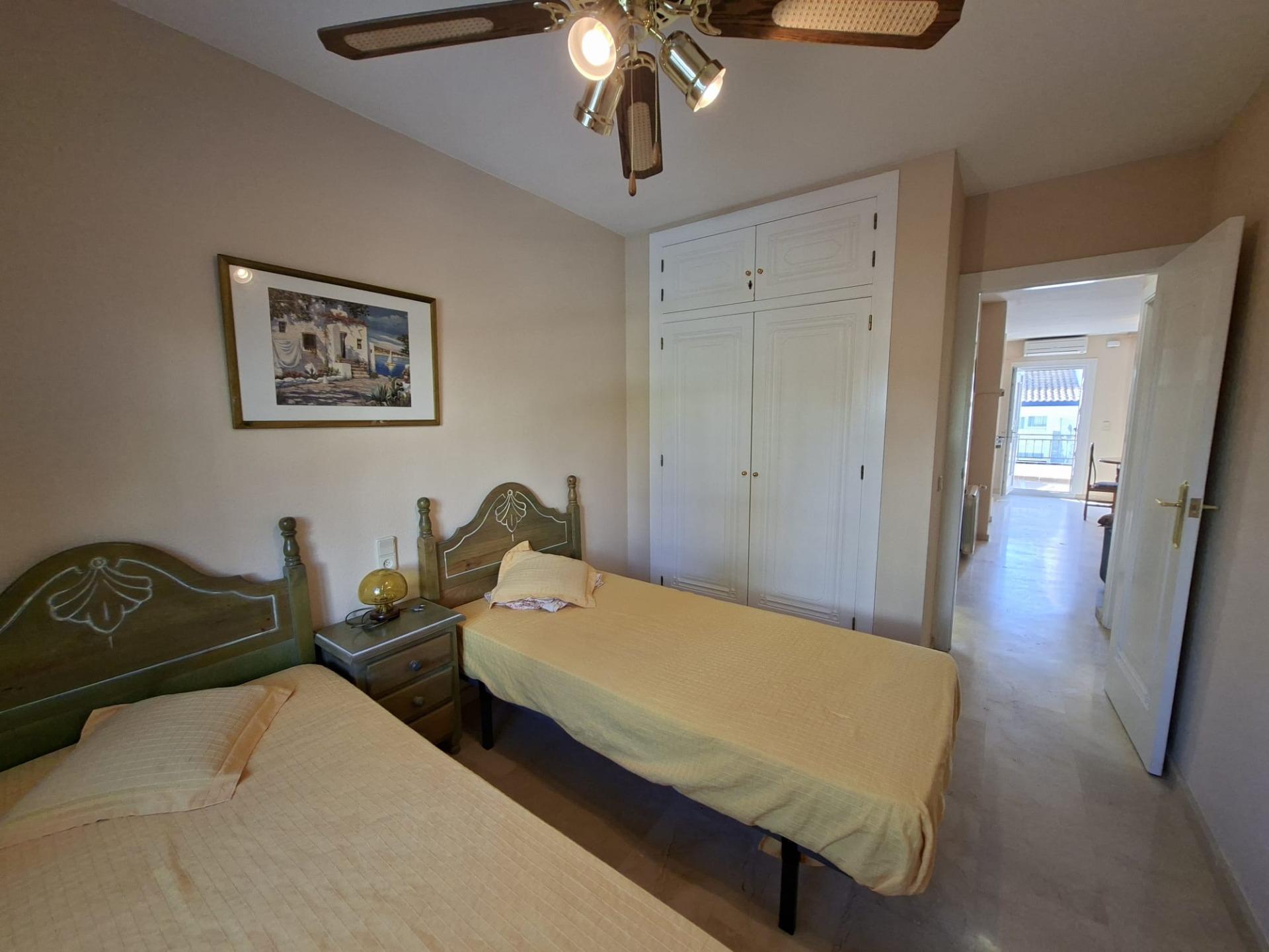 RENOVATED 2-BEDROOM TOWNHOUSE BUNGALOW WITH PRIVATE GARDENS, FIREPLACE AND 36.67 M² SOLARIUM – ORIHUELA COSTA