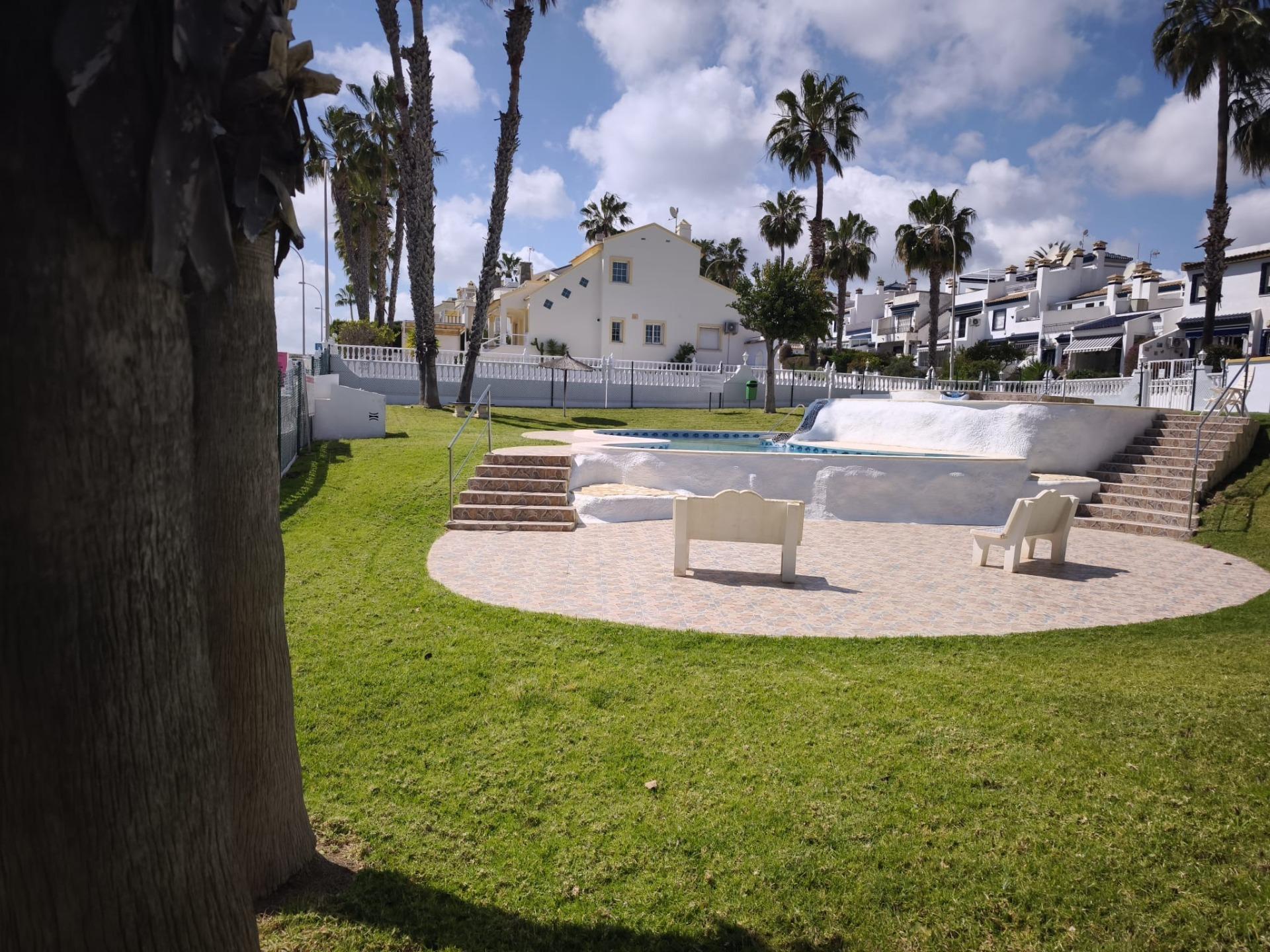 RENOVATED 2-BEDROOM TOWNHOUSE BUNGALOW WITH PRIVATE GARDENS, FIREPLACE AND 36.67 M² SOLARIUM – ORIHUELA COSTA