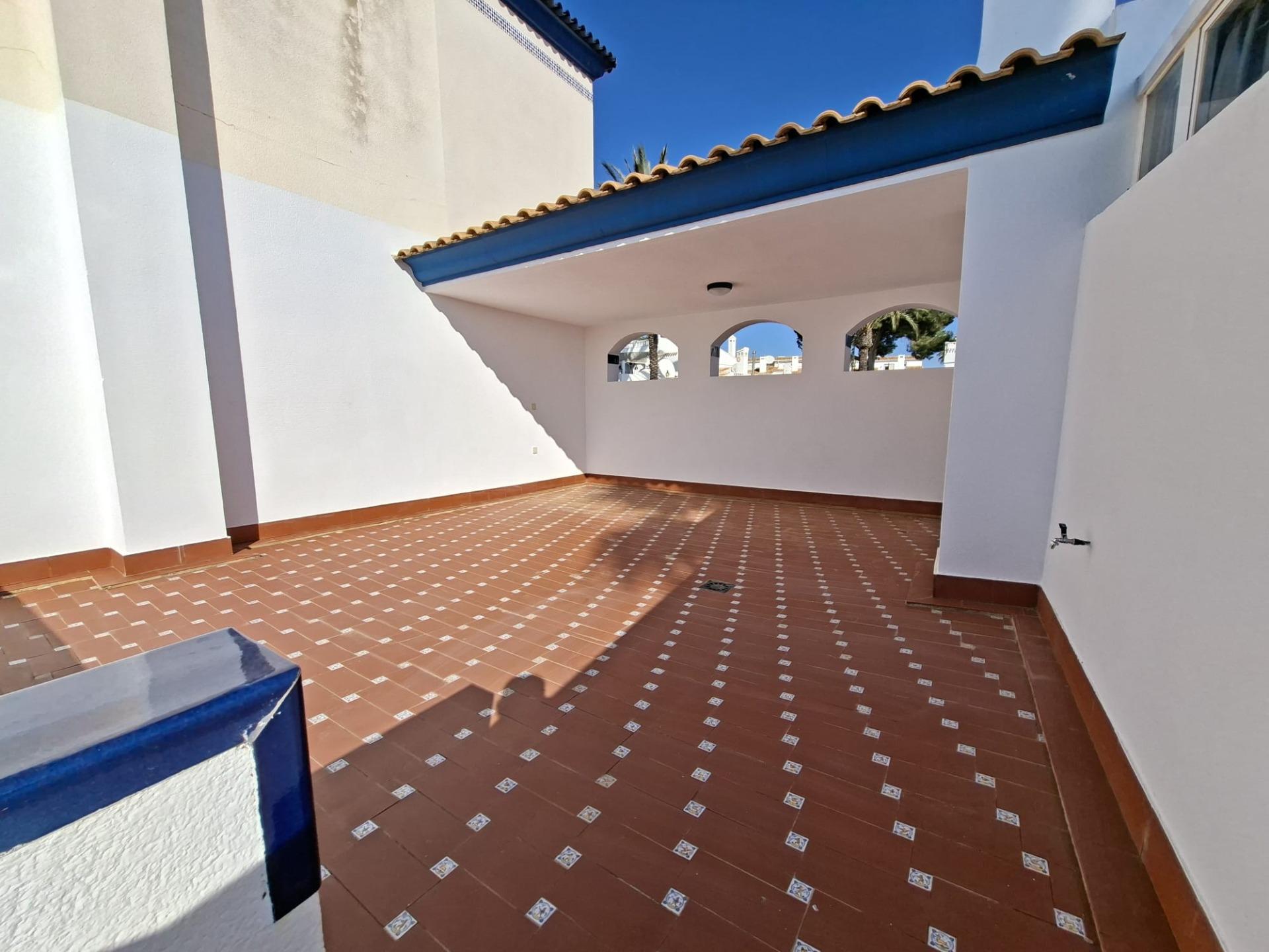 RENOVATED 2-BEDROOM TOWNHOUSE BUNGALOW WITH PRIVATE GARDENS, FIREPLACE AND 36.67 M² SOLARIUM – ORIHUELA COSTA