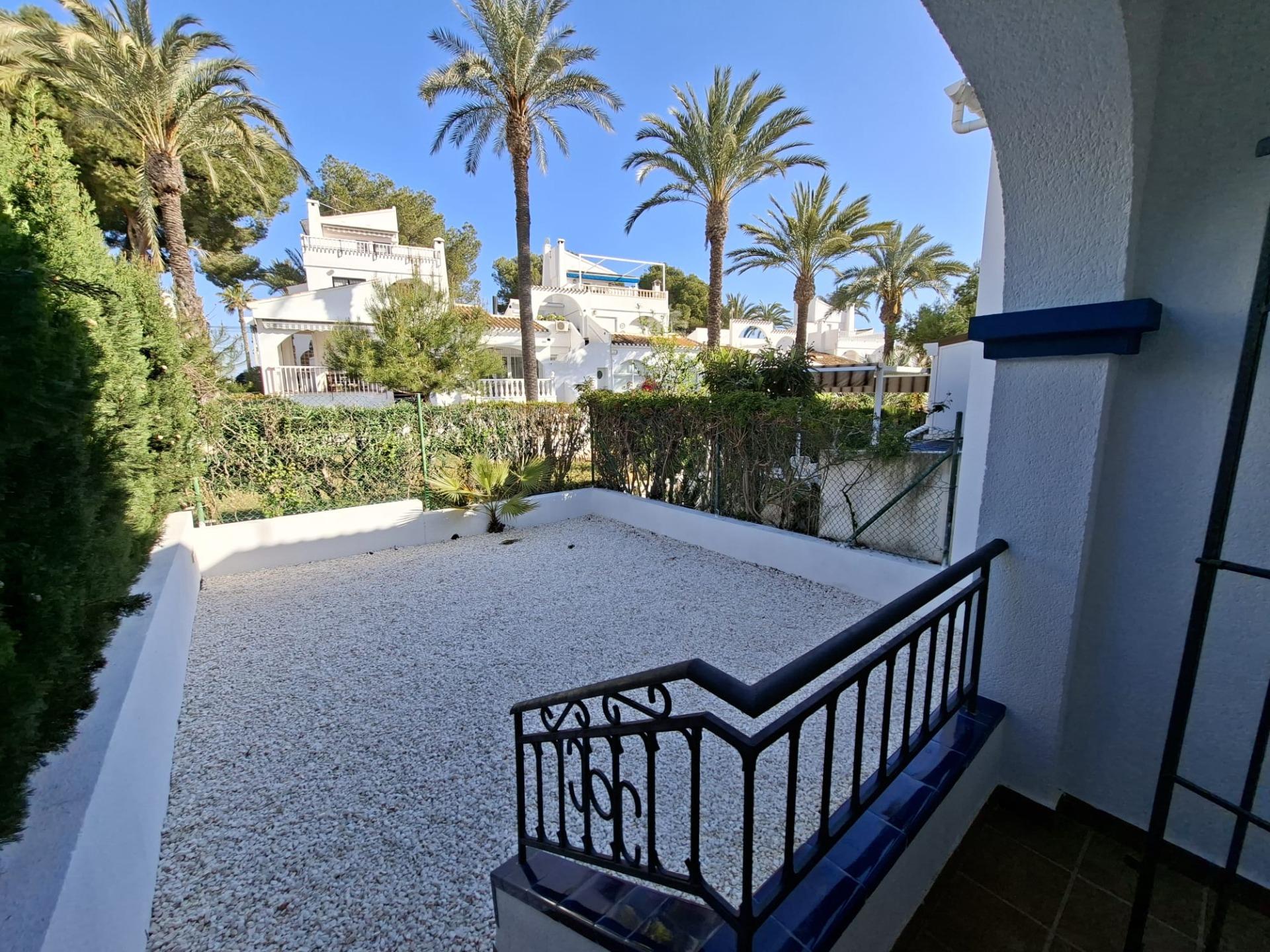 RENOVATED 2-BEDROOM TOWNHOUSE BUNGALOW WITH PRIVATE GARDENS, FIREPLACE AND 36.67 M² SOLARIUM – ORIHUELA COSTA