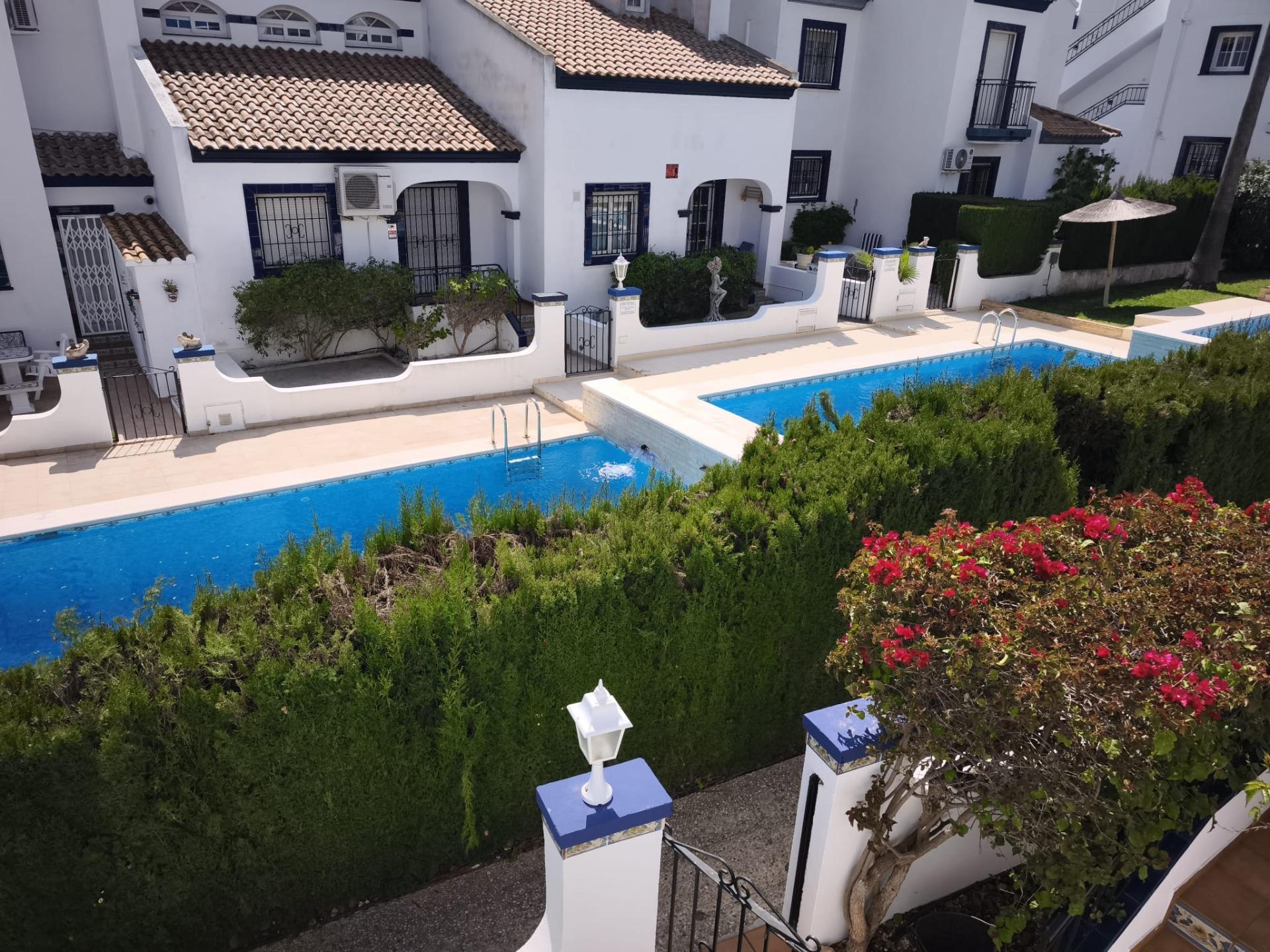 RENOVATED 2-BEDROOM TOWNHOUSE BUNGALOW WITH PRIVATE GARDENS, FIREPLACE AND 36.67 M² SOLARIUM – ORIHUELA COSTA