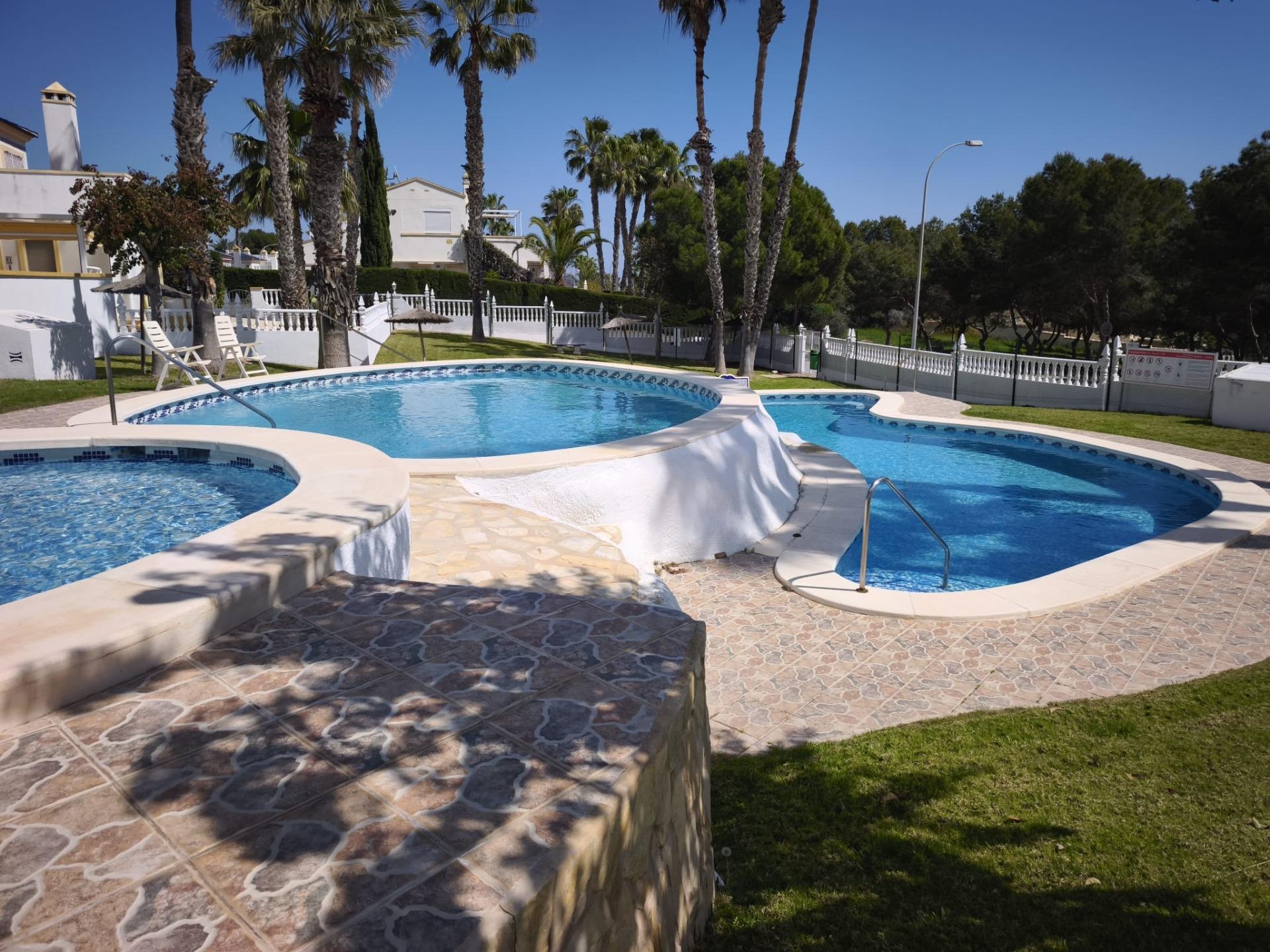 RENOVATED 2-BEDROOM TOWNHOUSE BUNGALOW WITH PRIVATE GARDENS, FIREPLACE AND 36.67 M² SOLARIUM – ORIHUELA COSTA