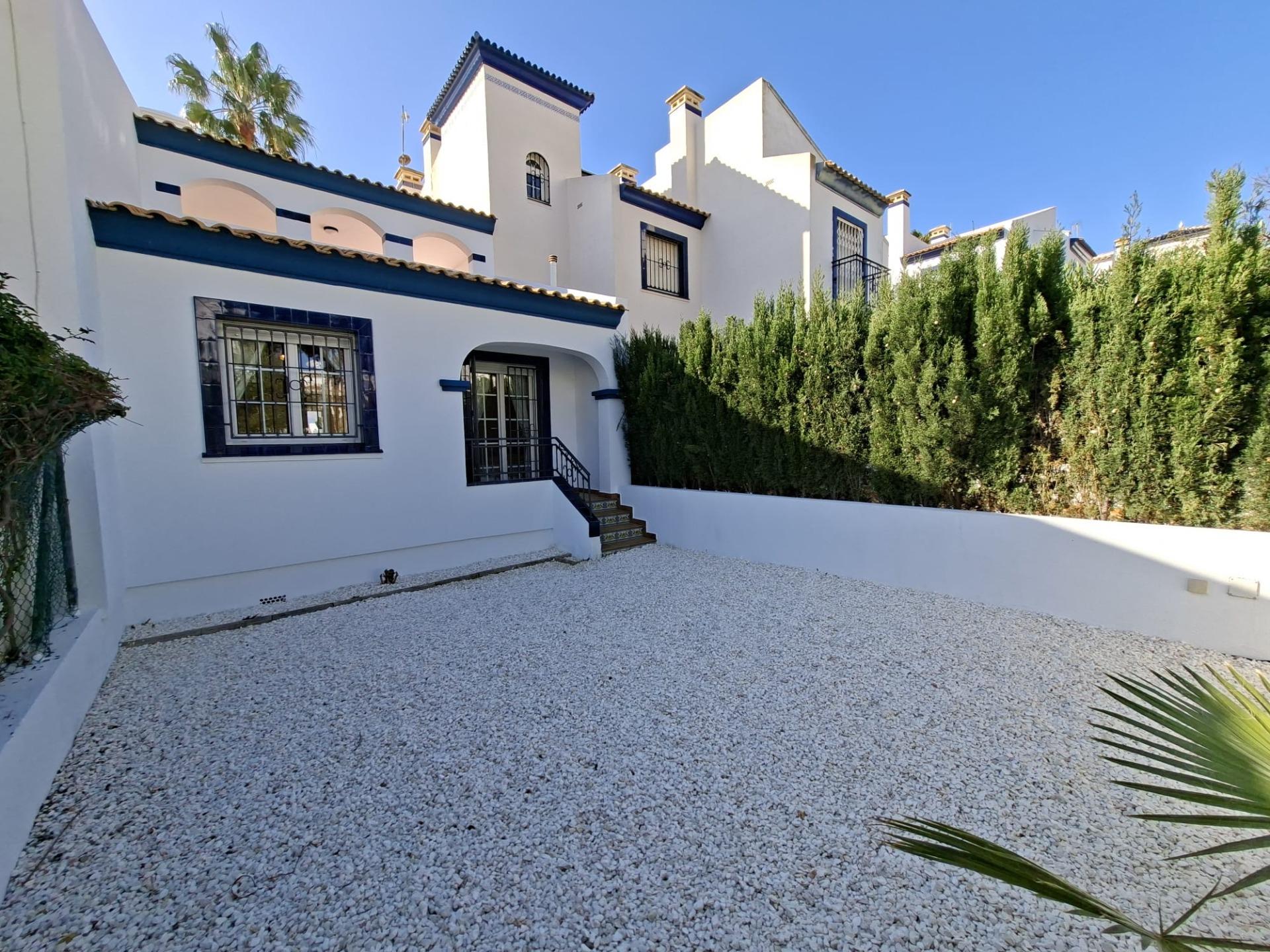 RENOVATED 2-BEDROOM TOWNHOUSE BUNGALOW WITH PRIVATE GARDENS, FIREPLACE AND 36.67 M² SOLARIUM – ORIHUELA COSTA