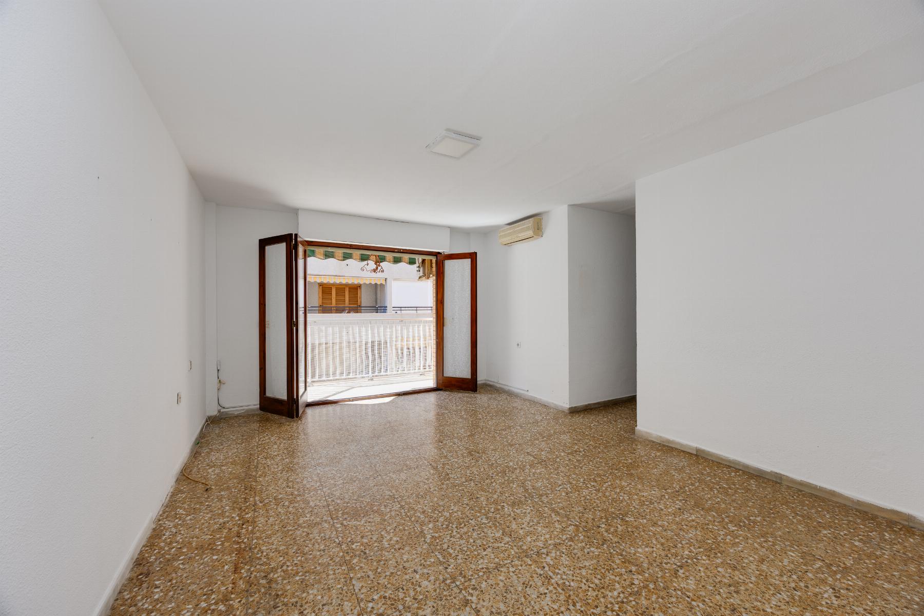 APARTMÁN SE 3 LOŽNICEMI A VÝHLEDEM NA MOŘE – 100 M OD PLÁŽE ACEQUIÓN, TORREVIEJA