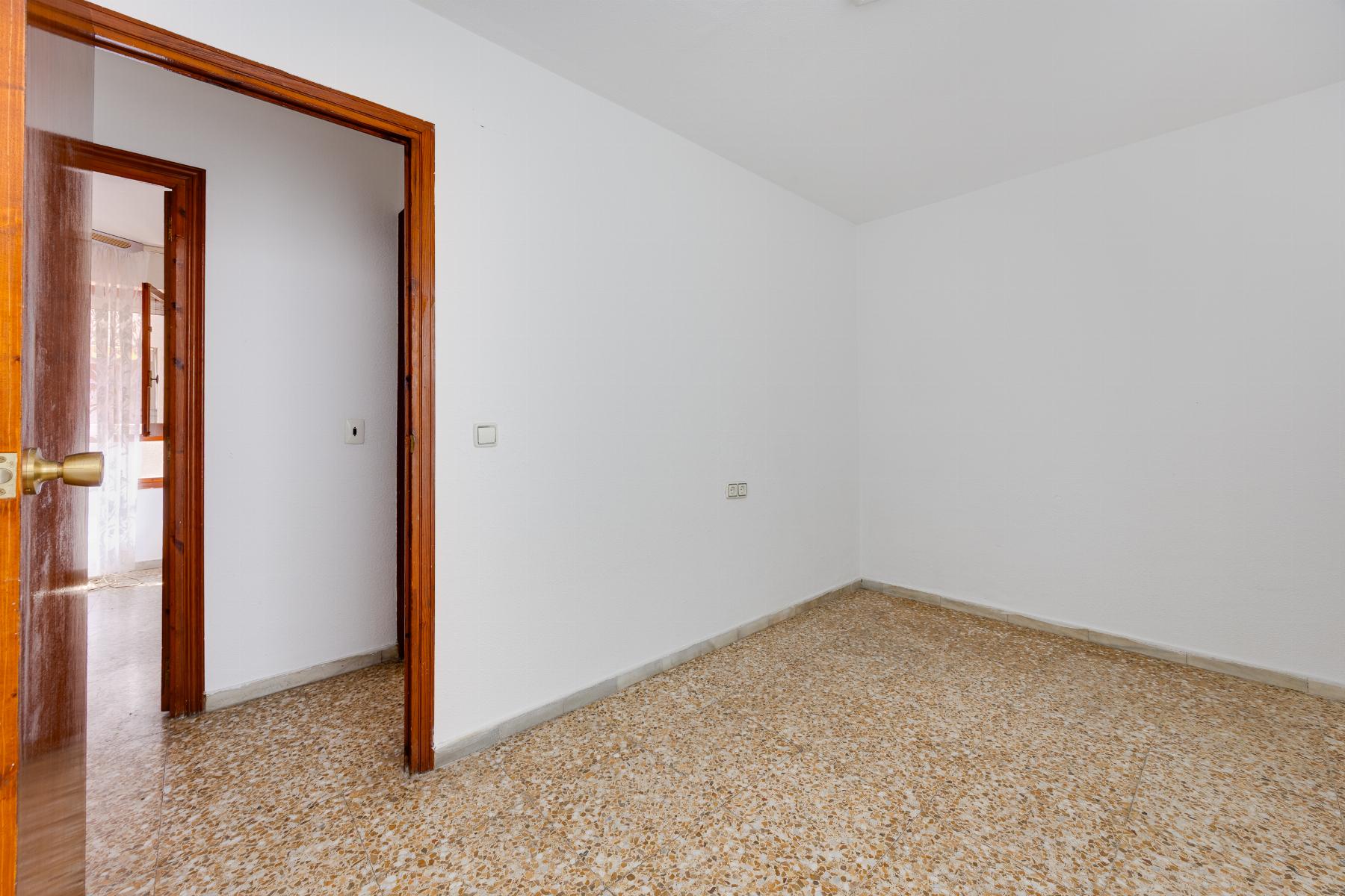 APARTMÁN SE 3 LOŽNICEMI A VÝHLEDEM NA MOŘE – 100 M OD PLÁŽE ACEQUIÓN, TORREVIEJA