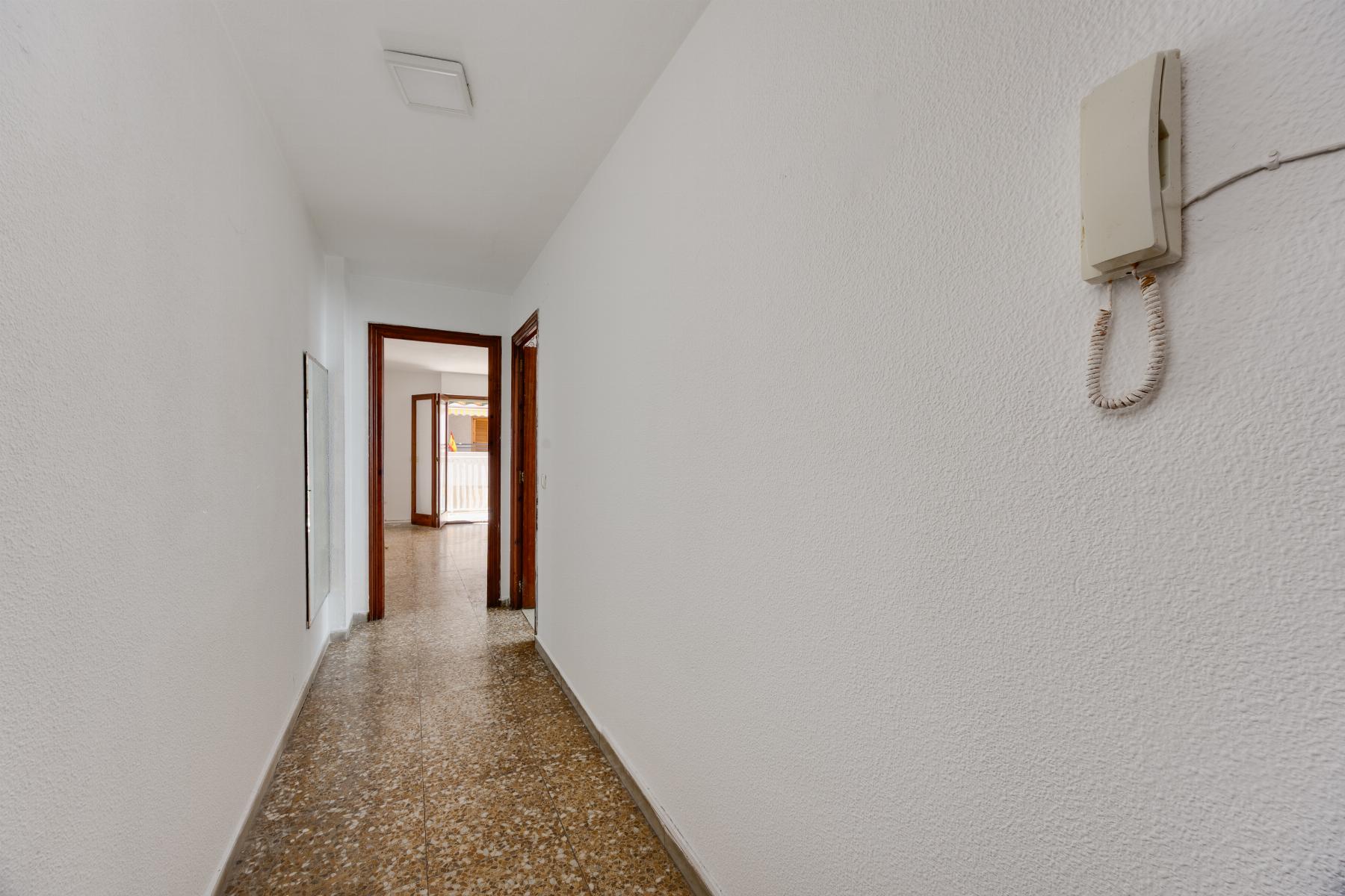 APARTMÁN SE 3 LOŽNICEMI A VÝHLEDEM NA MOŘE – 100 M OD PLÁŽE ACEQUIÓN, TORREVIEJA