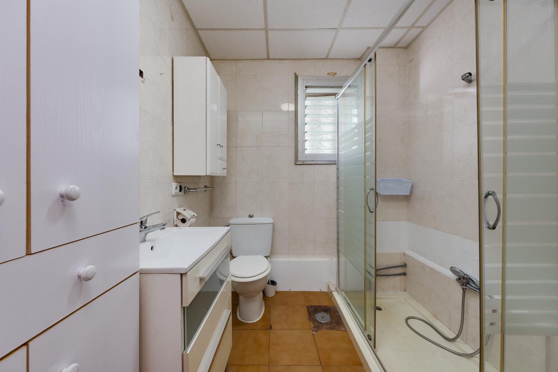 APARTMÁN SE 3 LOŽNICEMI A VÝHLEDEM NA MOŘE – 100 M OD PLÁŽE ACEQUIÓN, TORREVIEJA