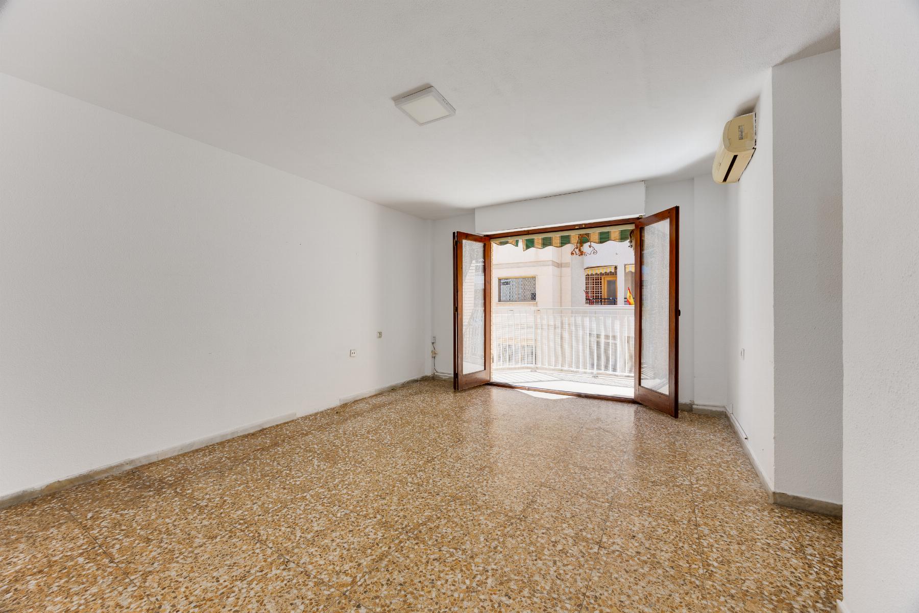 APARTMÁN SE 3 LOŽNICEMI A VÝHLEDEM NA MOŘE – 100 M OD PLÁŽE ACEQUIÓN, TORREVIEJA