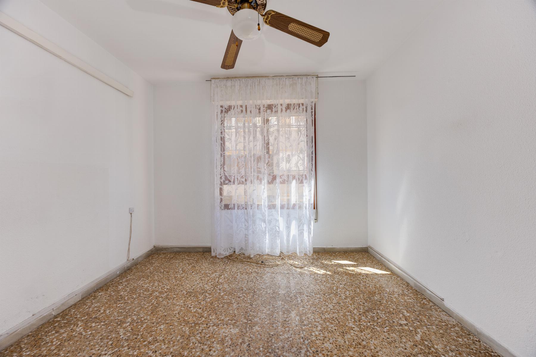APARTMÁN SE 3 LOŽNICEMI A VÝHLEDEM NA MOŘE – 100 M OD PLÁŽE ACEQUIÓN, TORREVIEJA