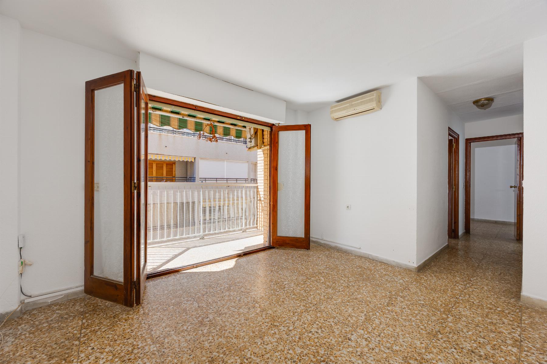 APARTMÁN SE 3 LOŽNICEMI A VÝHLEDEM NA MOŘE – 100 M OD PLÁŽE ACEQUIÓN, TORREVIEJA