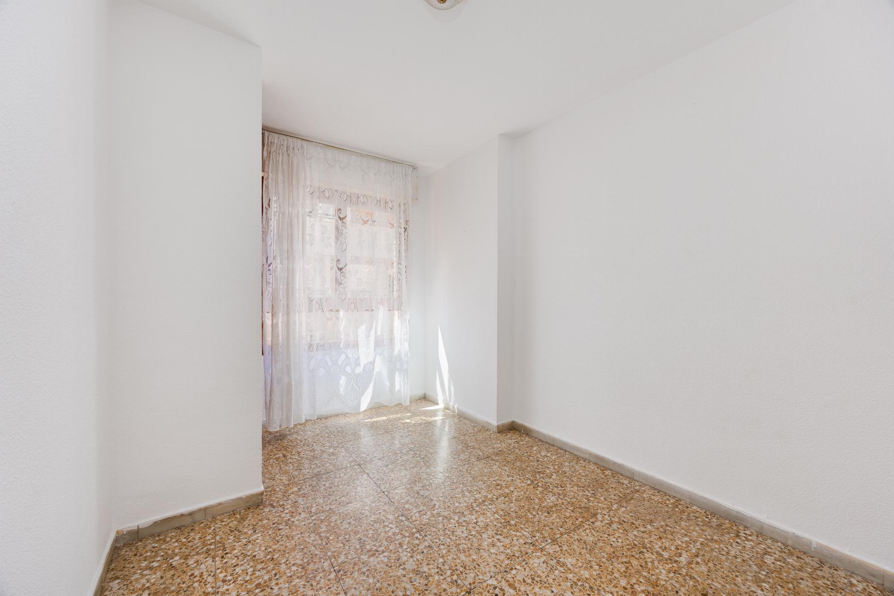 APARTMÁN SE 3 LOŽNICEMI A VÝHLEDEM NA MOŘE – 100 M OD PLÁŽE ACEQUIÓN, TORREVIEJA