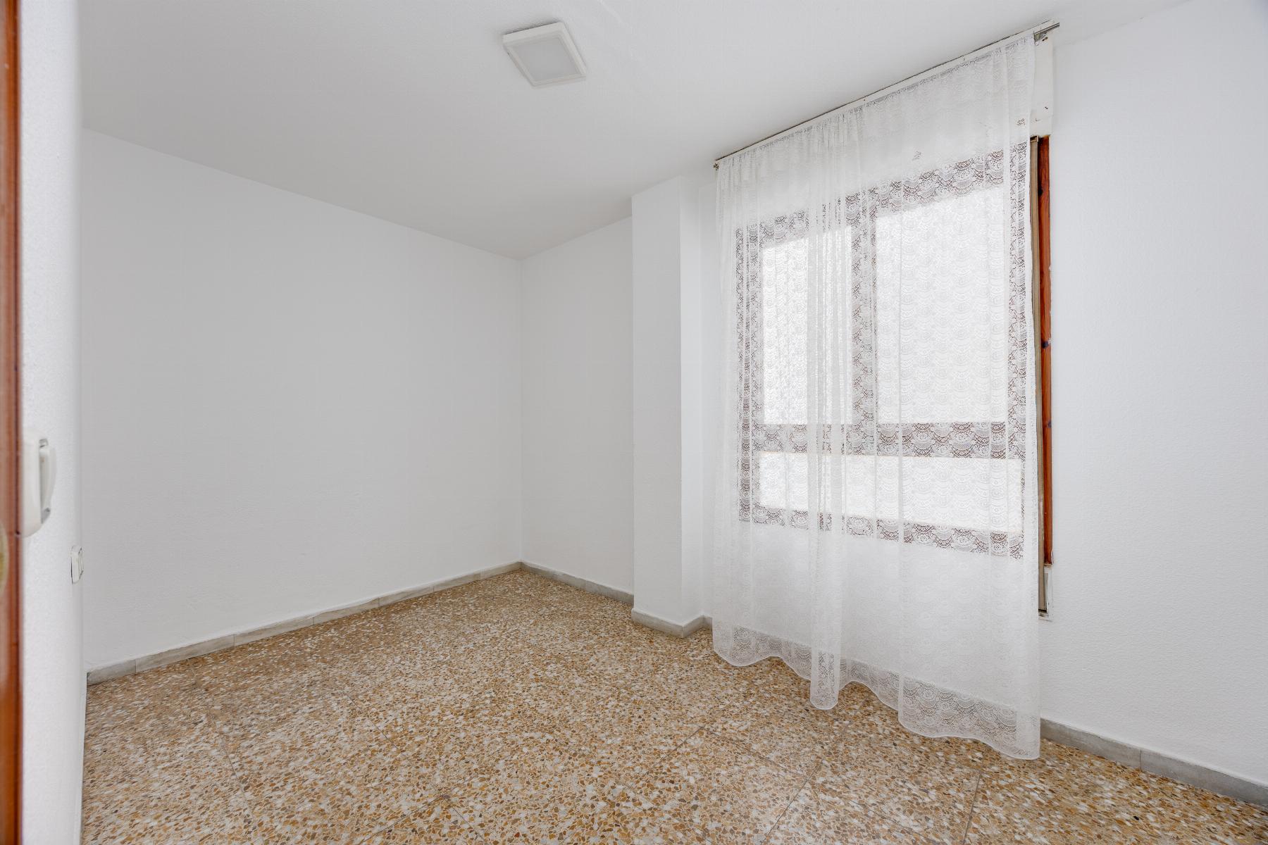 APARTMÁN SE 3 LOŽNICEMI A VÝHLEDEM NA MOŘE – 100 M OD PLÁŽE ACEQUIÓN, TORREVIEJA