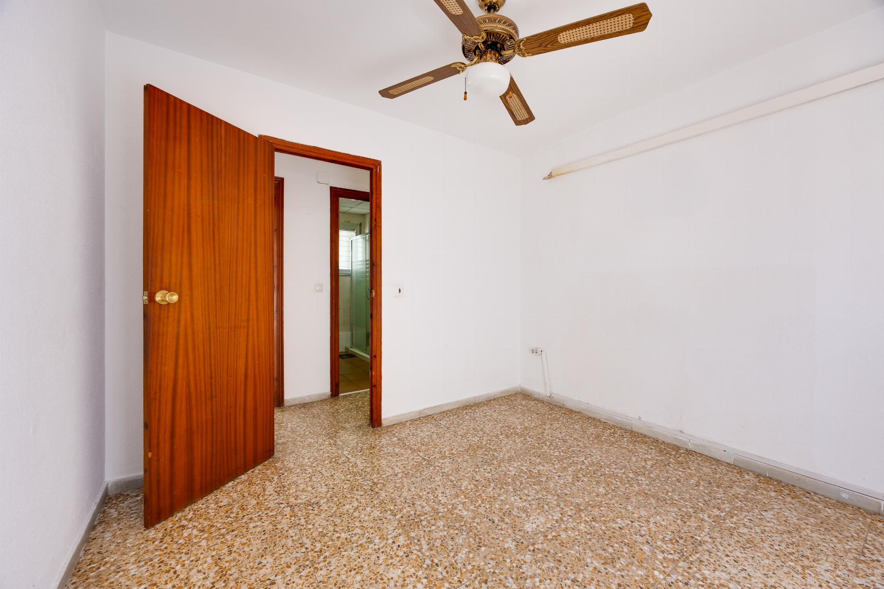 APARTMÁN SE 3 LOŽNICEMI A VÝHLEDEM NA MOŘE – 100 M OD PLÁŽE ACEQUIÓN, TORREVIEJA